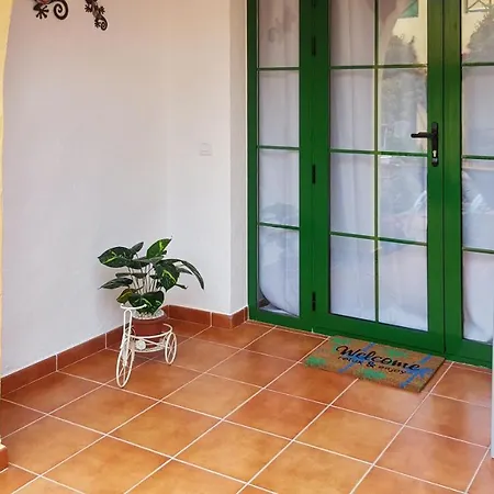 With One Bedroom In Castillo With Shared Pool Furnished Terrace And Wifi 100 M From The Beach Apartment Caleta De Fuste